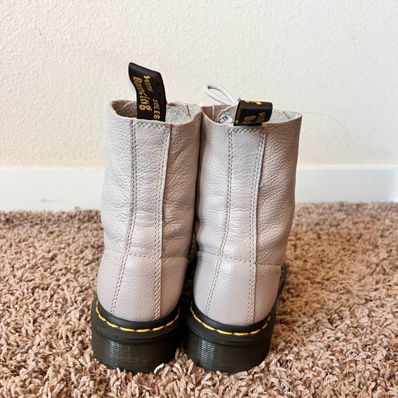 Dr. Martens 1460 Greige Leather 7 Combat Boots Lace Up - Picture 9 of 11